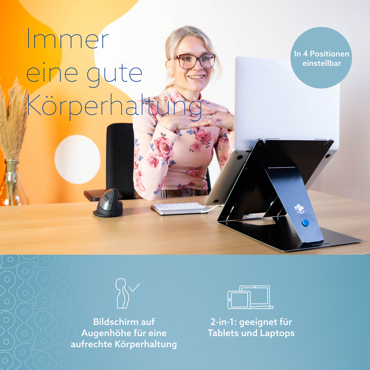 Eine Frau lächelt, während sie einen Laptop auf einem verstellbaren Ständer nutzt.
