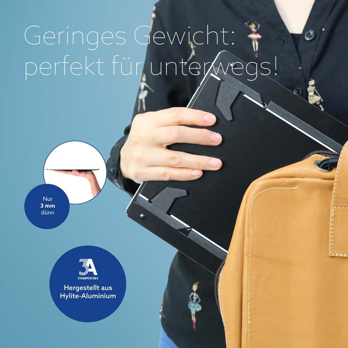 Person hält ein dünnes schwarzes Tablet neben einer Ledertasche, mit Text und Infografik.