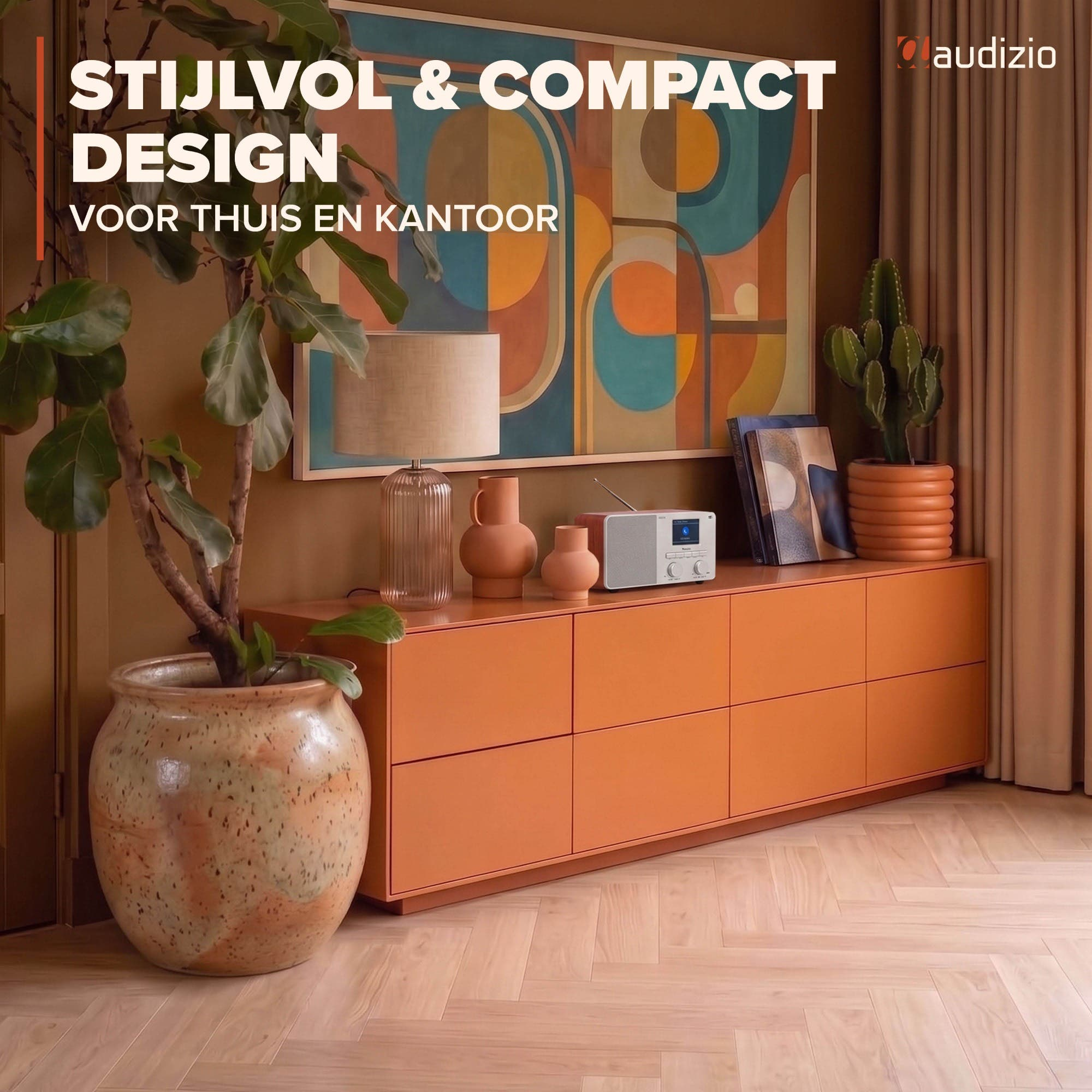 Ein orangefarbener Schrank mit Radio, Vasen, Lampe und Pflanze steht unter abstrakter Kunst in einem Raum.