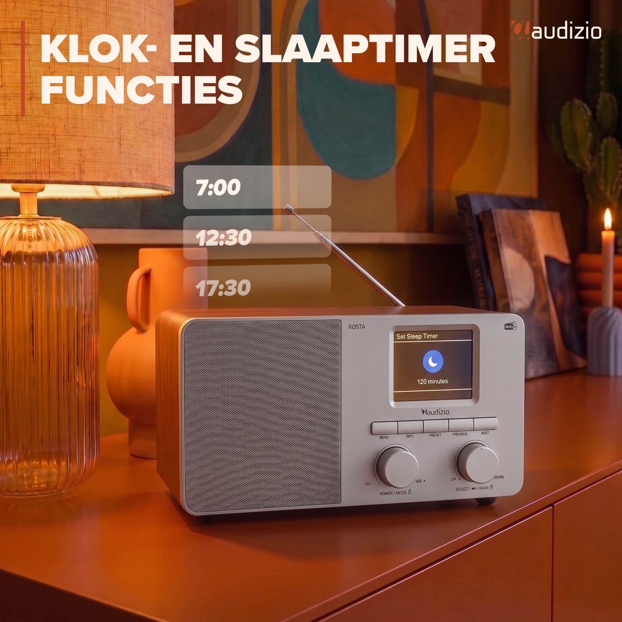 Ein Holzradio mit Uhr- und Sleep-Timer-Funktionen steht auf einer Kommode neben einer Lampe.