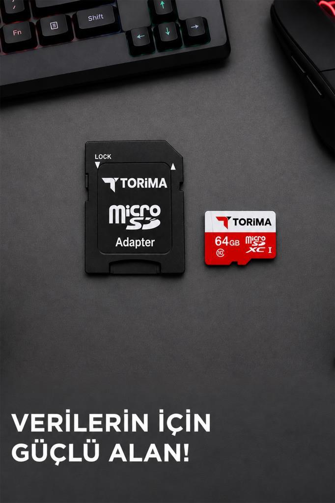 Siyah bir SD adaptörü ve kırmızı bir Torima 64GB mikro SD kart klavyenin yanında duruyor.