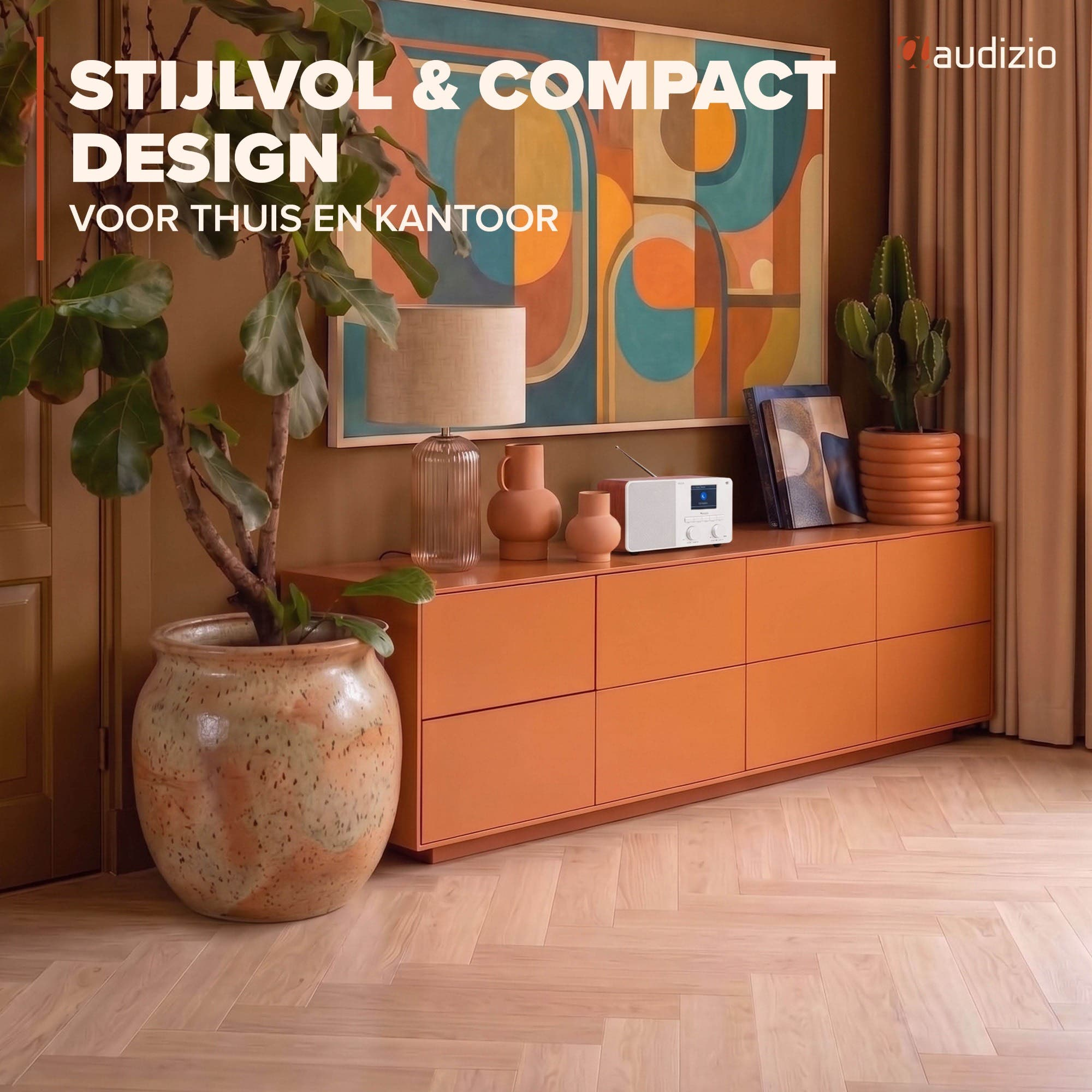 Eine orange Kommode mit Radio, Lampe und Vasen steht vor einem bunten Gemälde, Pflanzen und Text.