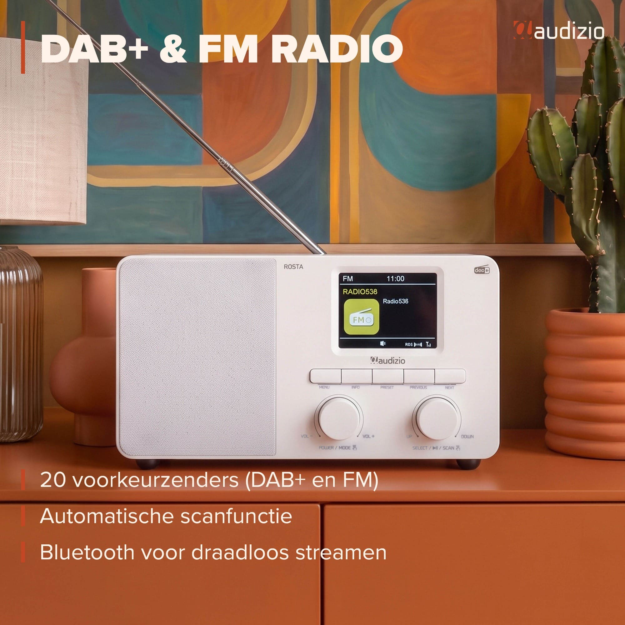 Ein weißes Audizio DAB+ und UKW-Radio mit Antenne steht auf einer orangefarbenen Ablage mit Kaktus und Lampe.