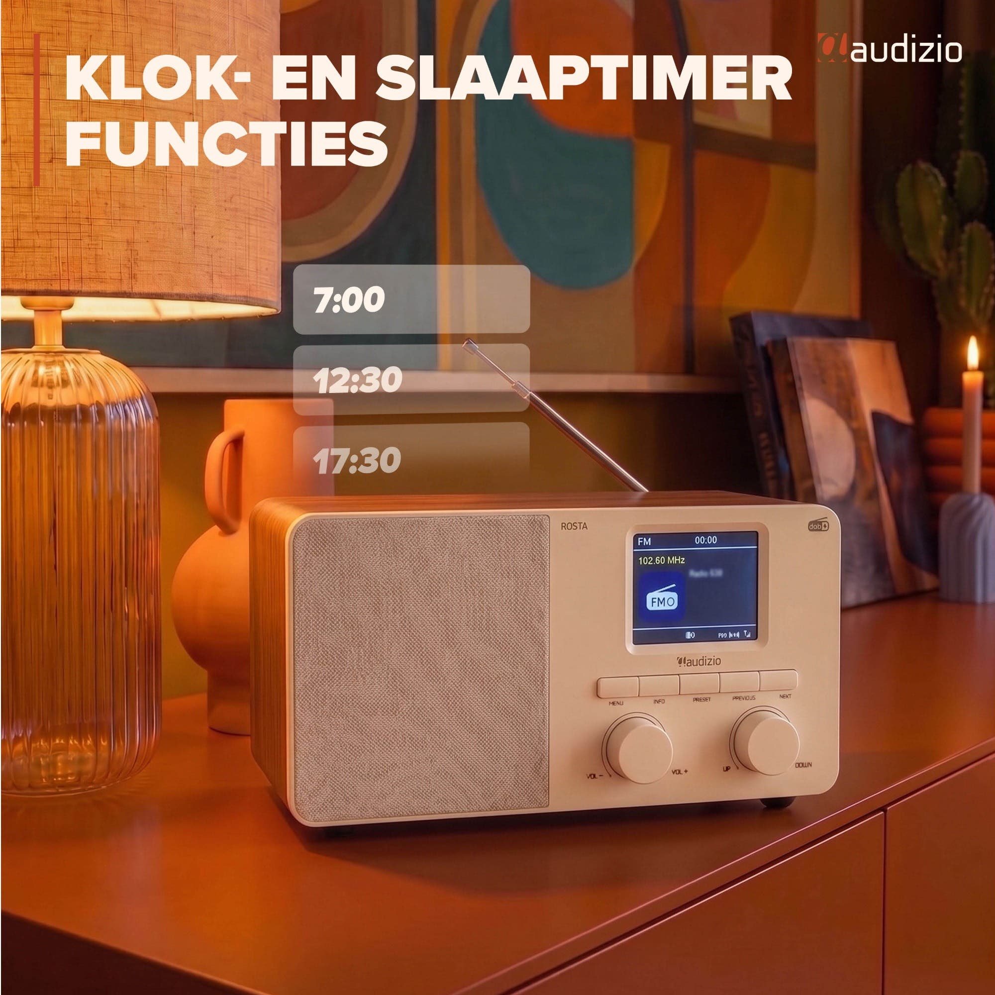 Ein beige Radio auf einem Holztisch mit Zeiteinblendungen, Lampe und abstrakter Kunst im Hintergrund.
