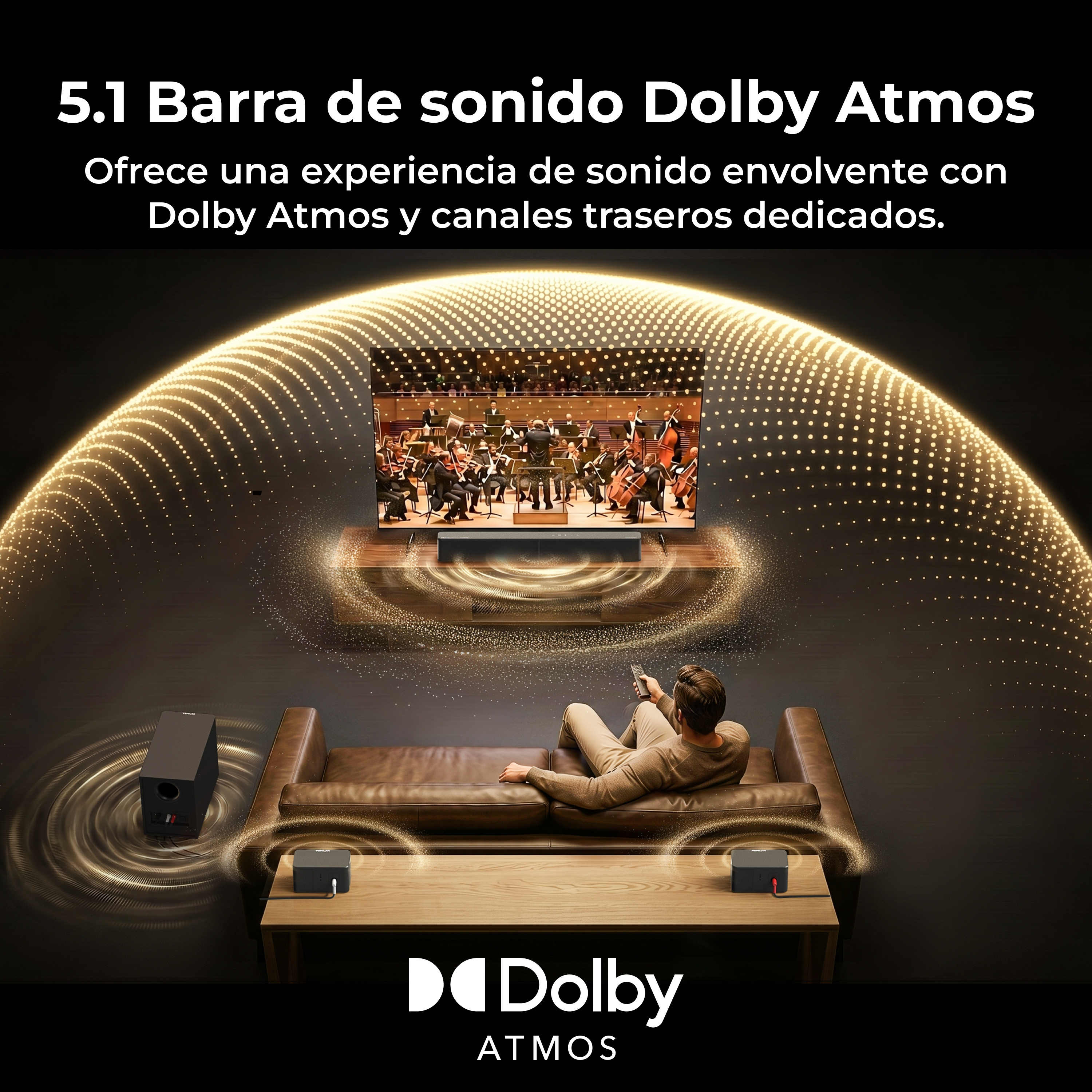 Un hombre sentado en un sofá disfruta del sonido envolvente de una barra de sonido y altavoces Dolby Atmos.