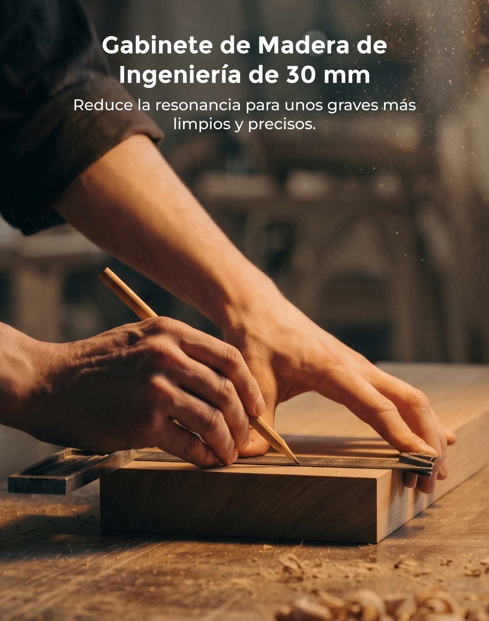 Manos midiendo y marcando madera en un taller con texto.