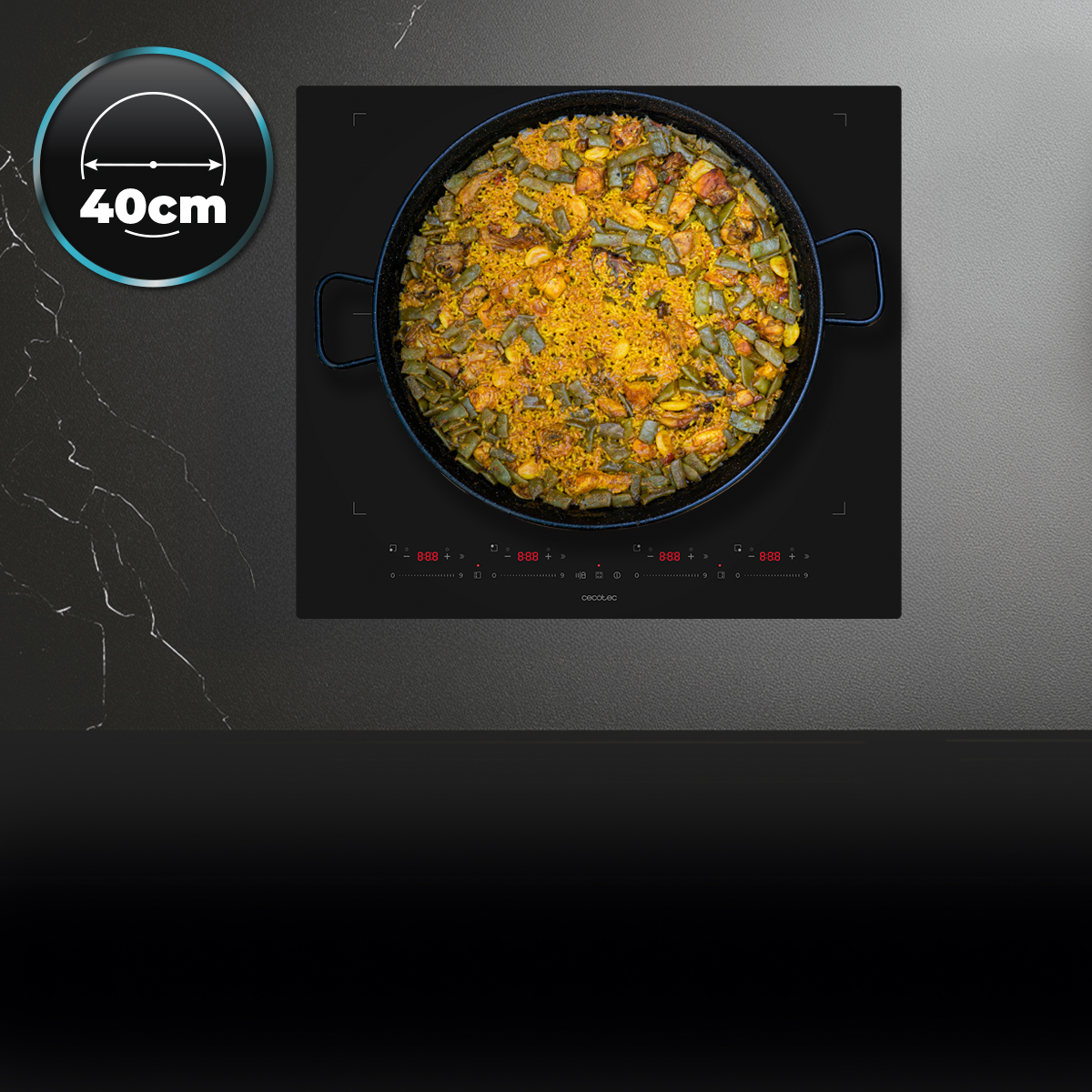 Sartén de paella con arroz y verduras en una placa de inducción negra con símbolo de 40cm.