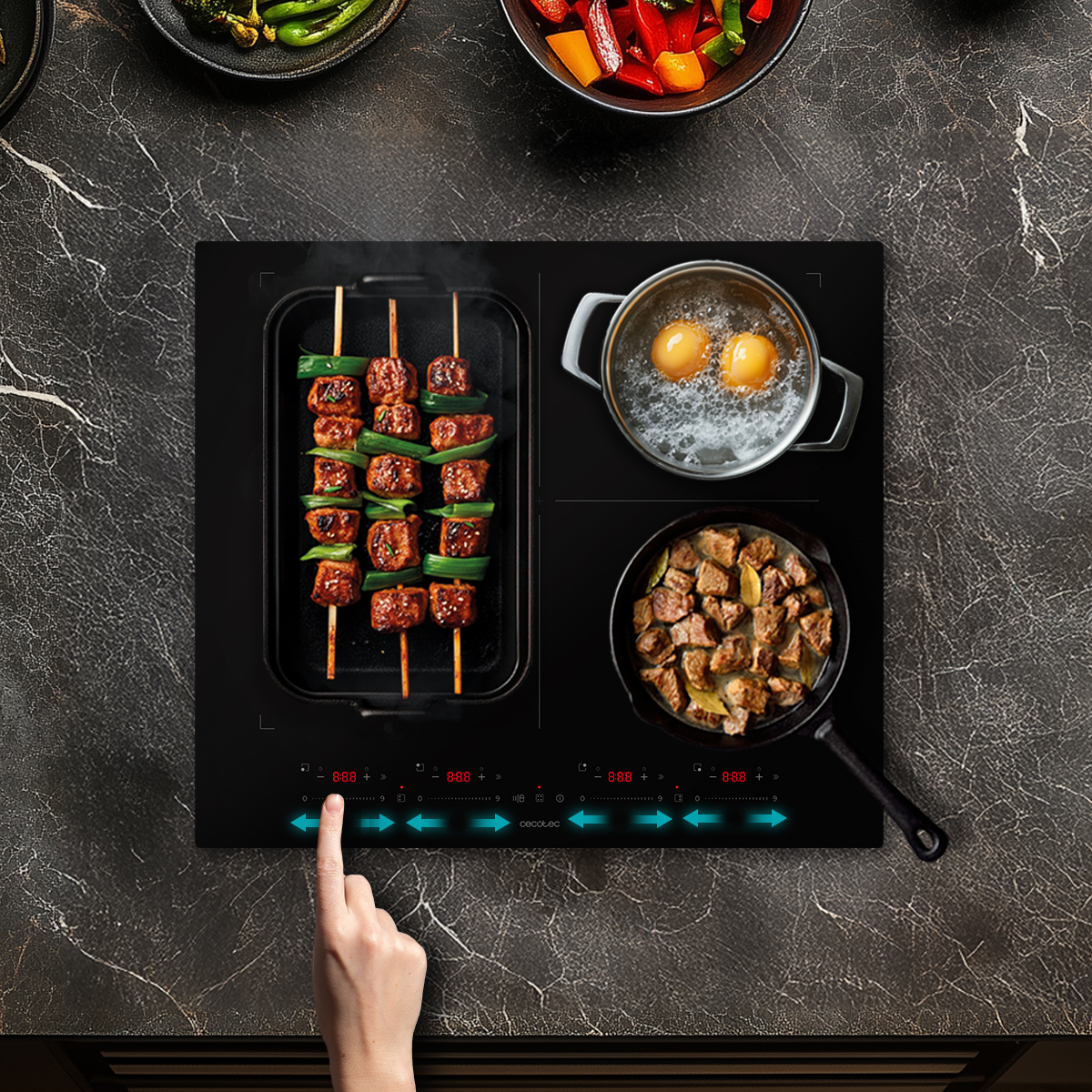 Una placa de inducción negra con brochetas de carne, sopa hirviendo con huevos y carne en una sartén.