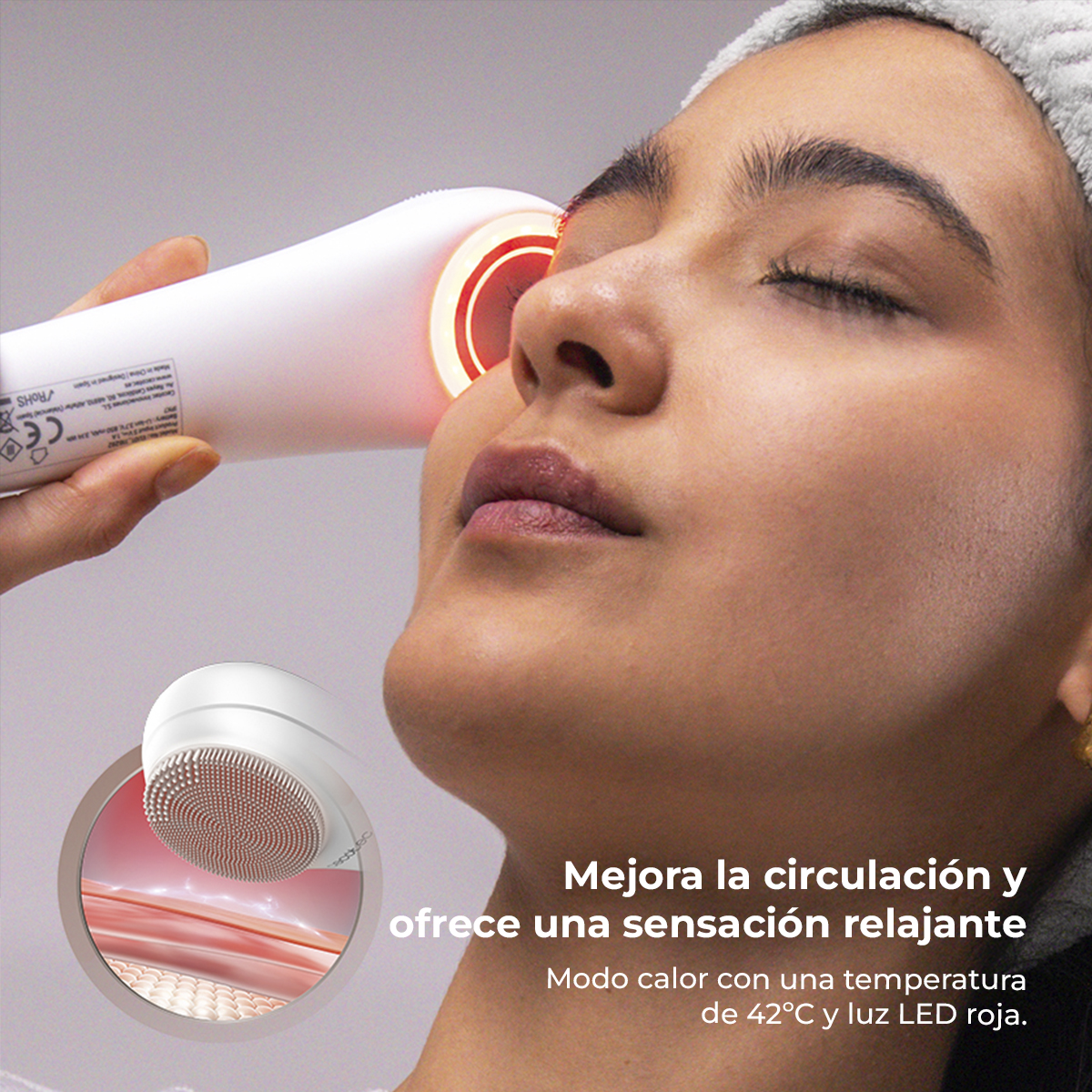 Una mujer usa un dispositivo facial de luz LED roja, con modo calor y un cabezal de masaje de silicona.