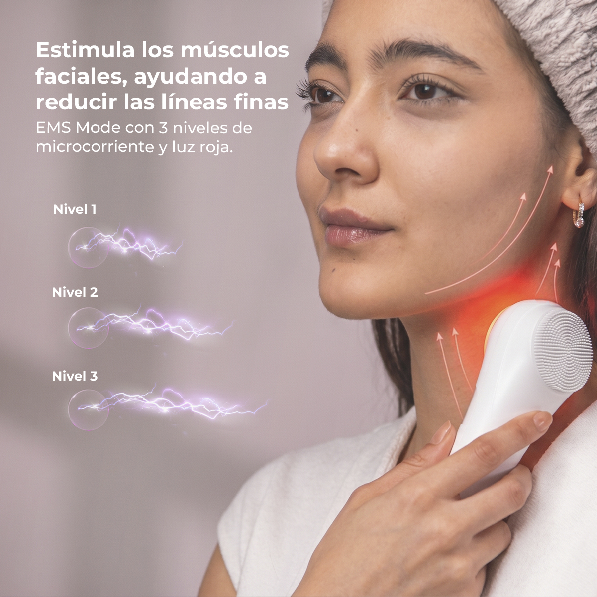 Mujer usa un dispositivo de limpieza facial blanco con luz roja en el cuello. Texto muestra tres niveles EMS.