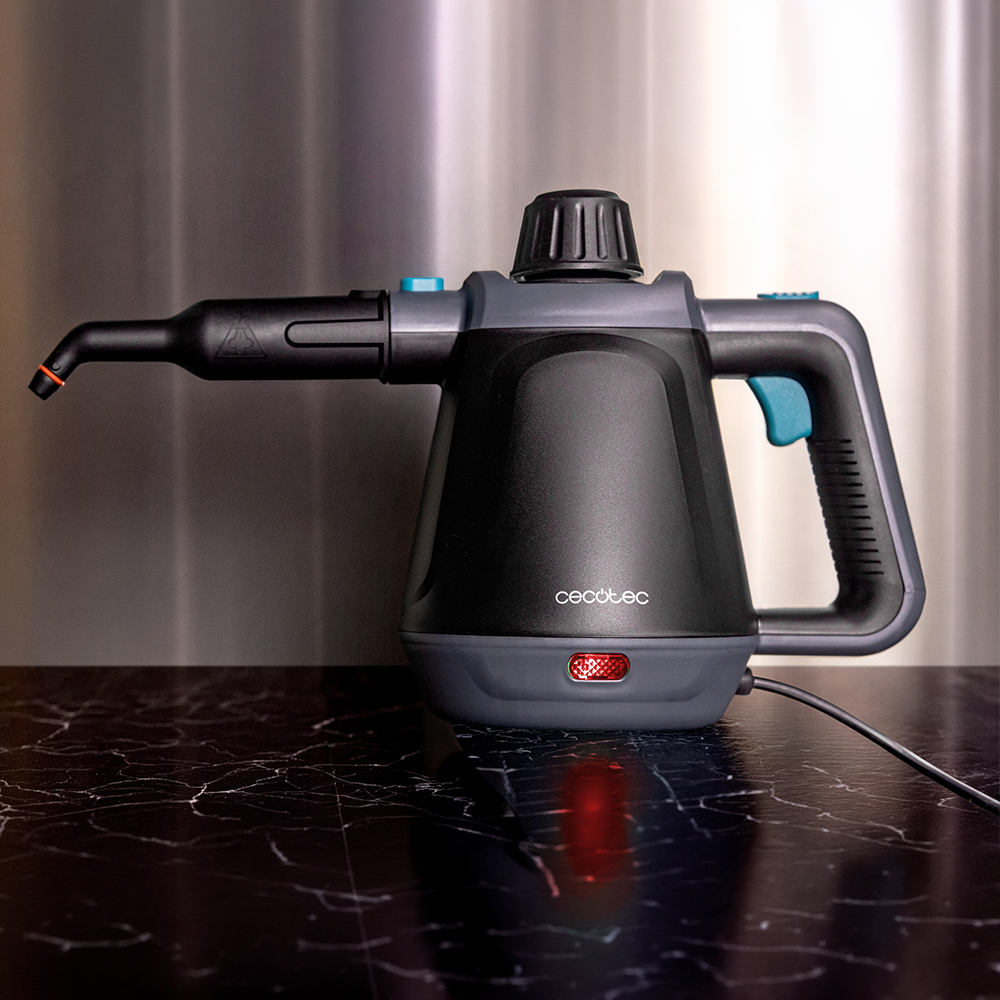 Un pulitore a vapore portatile nero e grigio su una superficie di marmo scuro con sfondo metallico.