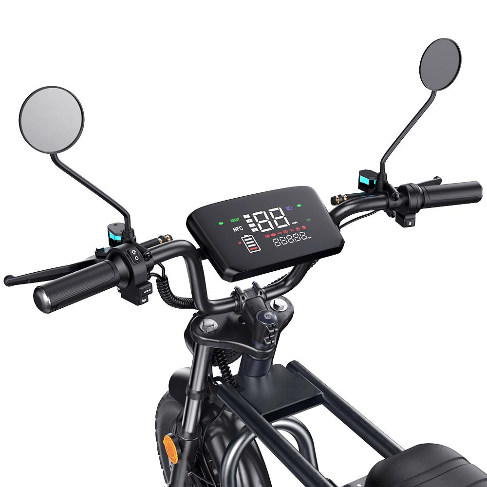 Fekete e-bike kormány digitális kijelzővel, kerek tükrökkel és vezérlőkkel fehér háttér előtt.