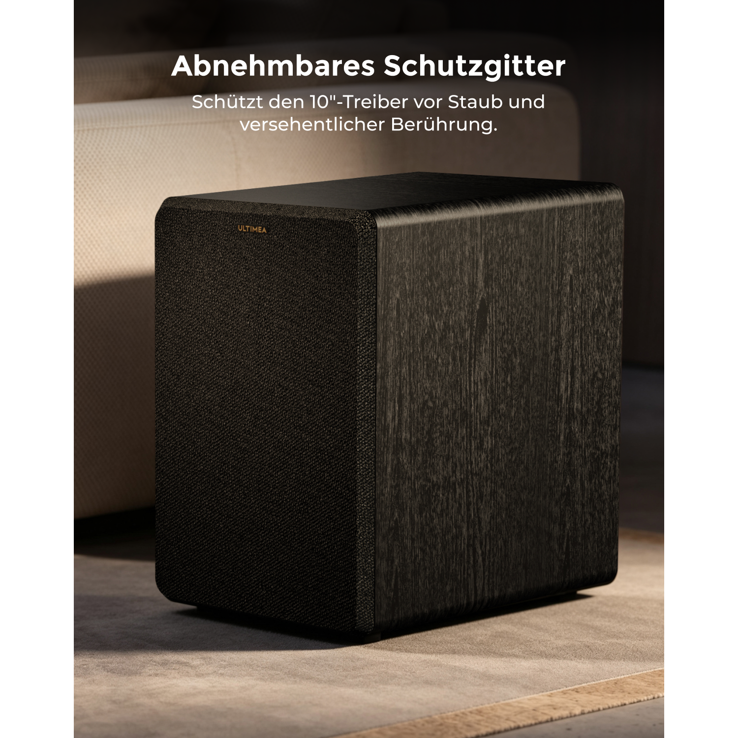 Ein schwarzer Holz-Subwoofer mit Stoffgrill steht auf einem Teppichboden.