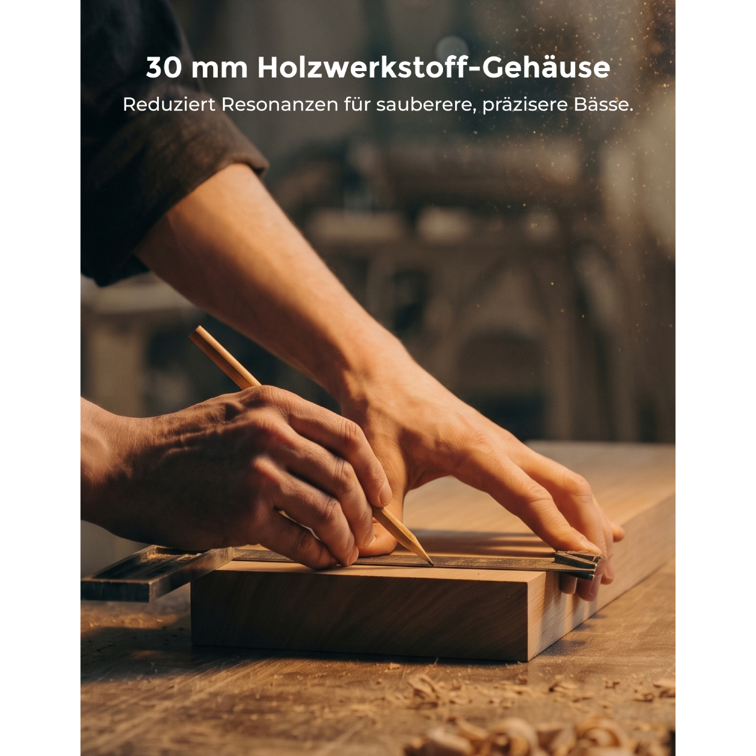 Ein Handwerker markiert mit Bleistift und Lineal ein Holzbrett in einer Werkstatt.