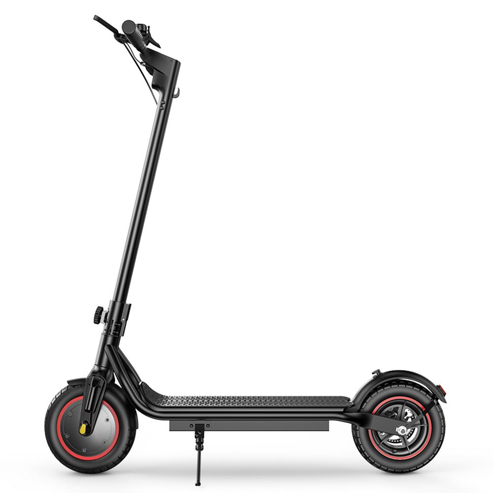 Egy fekete elektromos roller fehér háttéren, összecsukható vázzal és piros keréktárcsákkal.