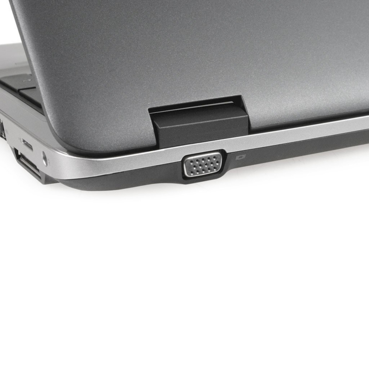 Nahaufnahme der Seite eines grauen Laptops mit Scharnier und VGA-Anschluss.