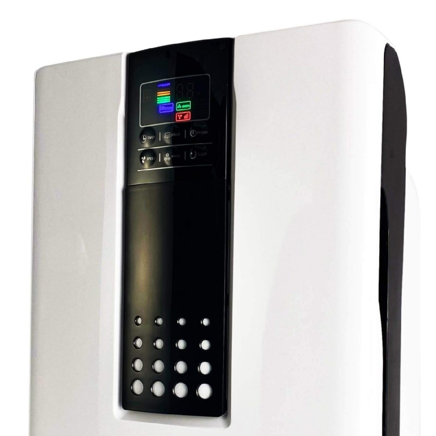 Un purificador de aire blanco con panel de control negro, pantalla digital y rejillas redondas sobre fondo blanco.