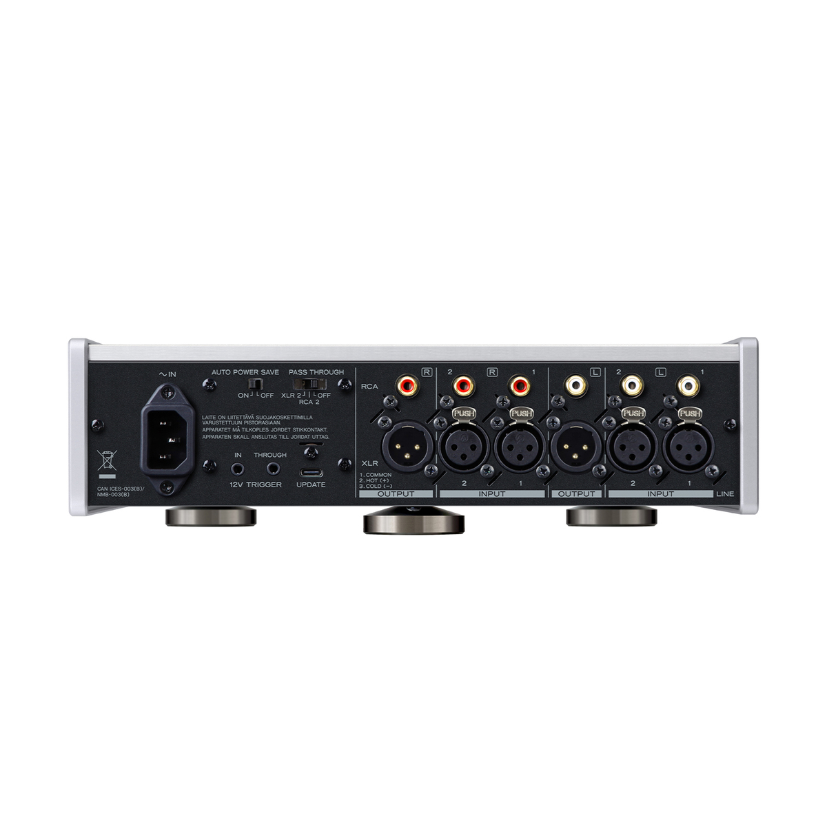 Die Rückseite eines Audiogeräts mit XLR- und RCA-Anschlüssen sowie Strom- und Steuereingängen auf schwarzem Hintergrund.