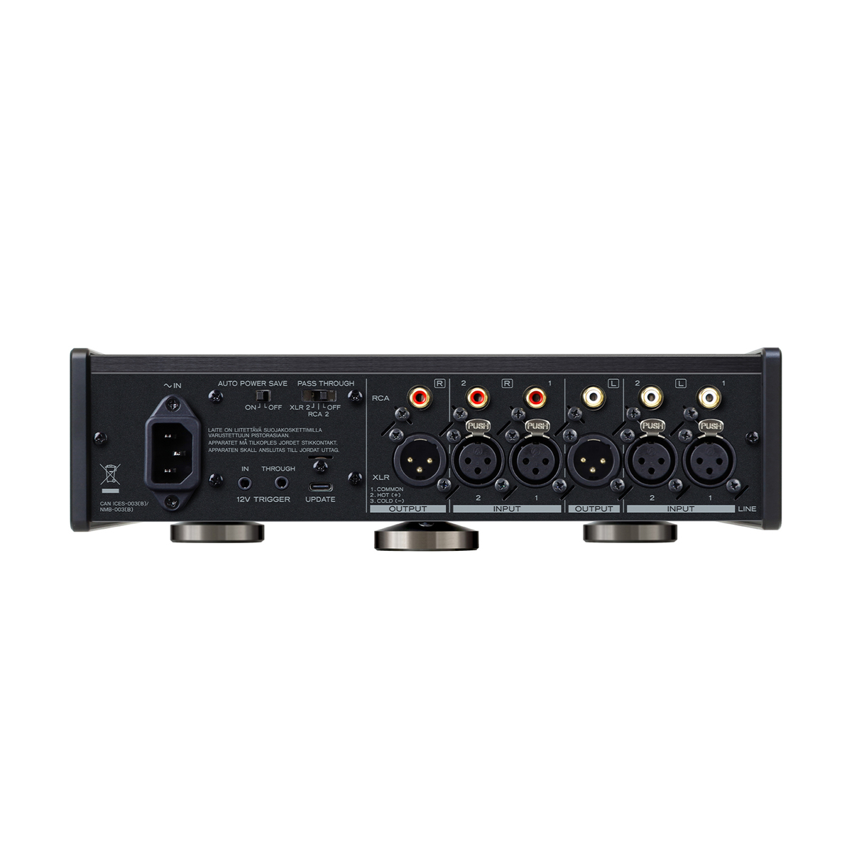 Rückseite eines schwarzen Audiogeräts mit XLR- und RCA-Anschlüssen, Netzteil und Schaltern.