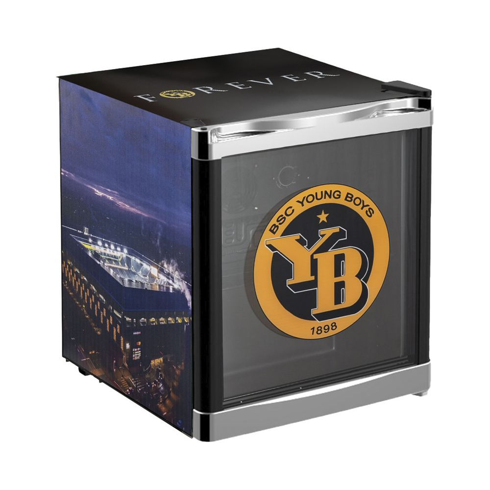 Ein kleiner schwarzer Kühlschrank mit dem BSC Young Boys Logo und Stadionmotiv auf weißem Hintergrund.