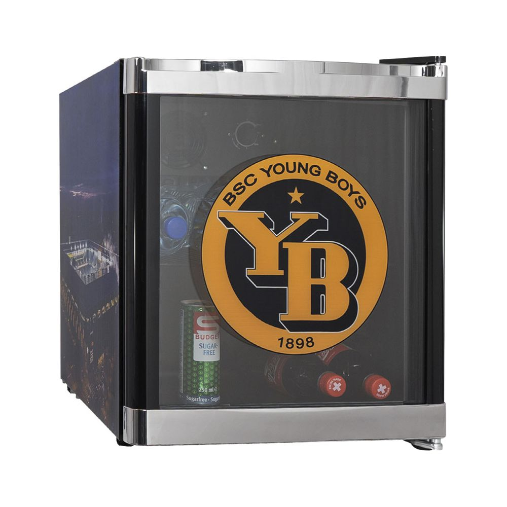 Ein kleiner schwarz-silberner Minikühlschrank mit dem BSC Young Boys-Logo und Getränken auf weißem Hintergrund.