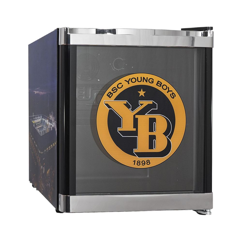 Kleiner schwarzer Kühlschrank mit Chromrahmen und dem goldenen BSC Young Boys Logo auf der Glastür.