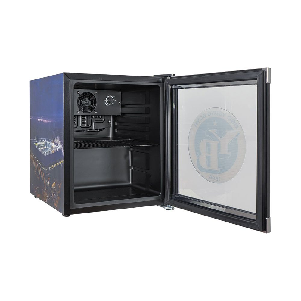 Kleiner offener schwarzer Minikühlschrank mit Glas-Drehtür und aufgedrucktem runden Logo.
