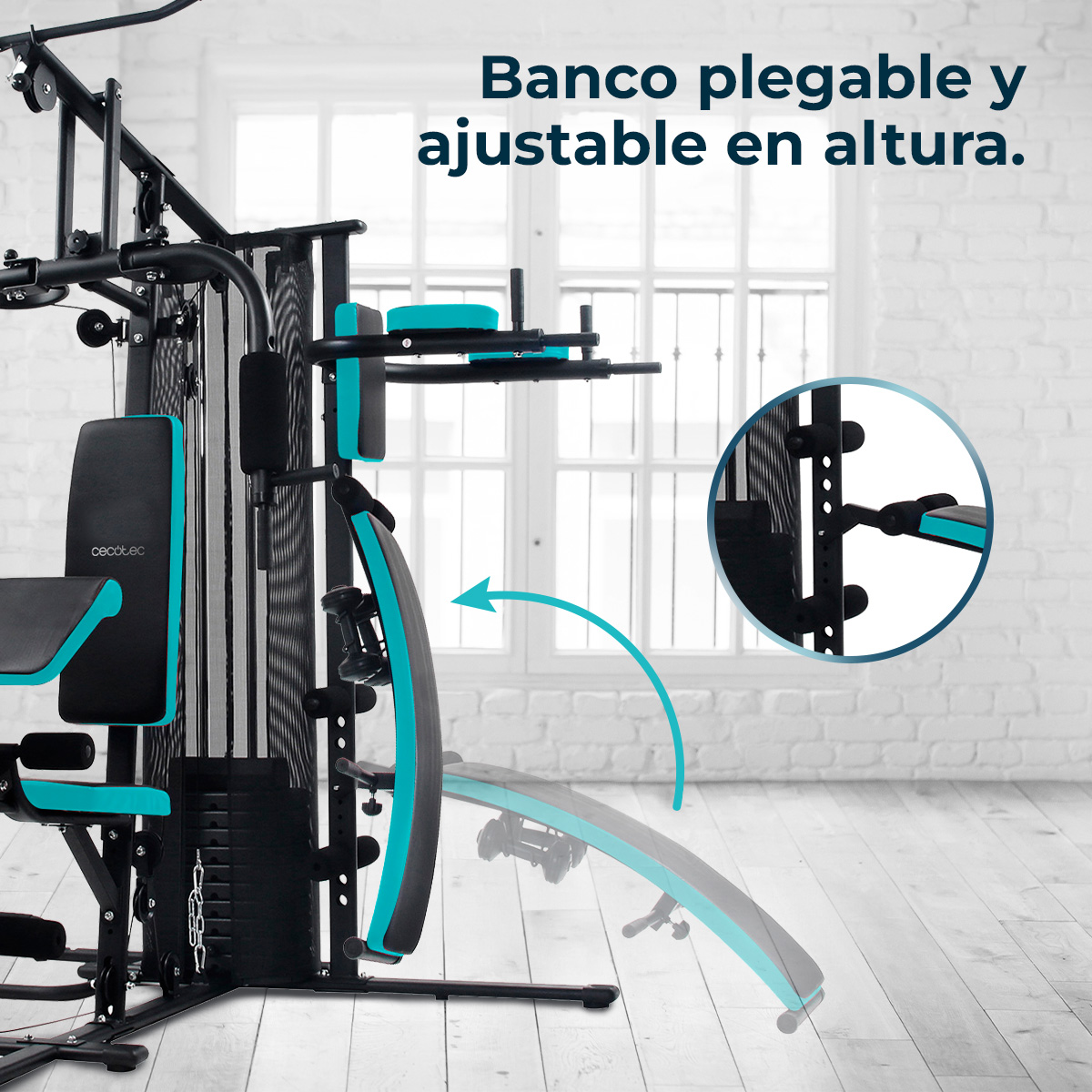 Gimnasio múltiple con banco negro y turquesa ajustable y plegable, texto en español, fondo de ladrillo blanco.