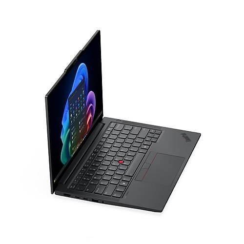 Beyaz arka planda renkli bir ekran ve kırmızı trackpoint'li klavye gösteren siyah bir dizüstü bilgisayar.