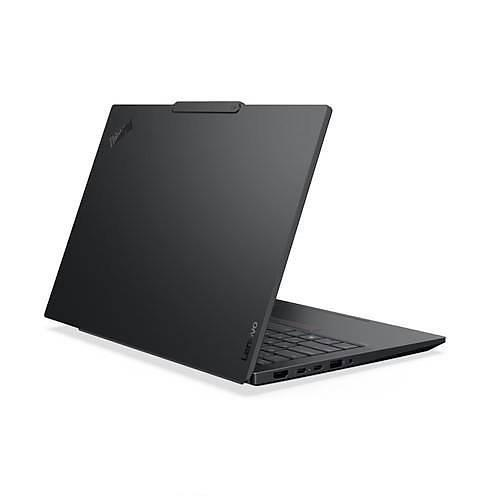 Arka sağdan görünen siyah bir ThinkPad dizüstü bilgisayar, şık tasarımı ve klavyesi.