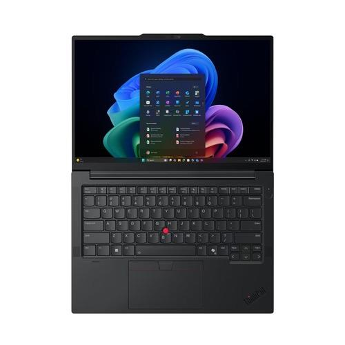 Açık ekranlı siyah bir dizüstü bilgisayar, mavi ve mor duvar kağıdı ve bir Windows arayüzü gösteriyor.