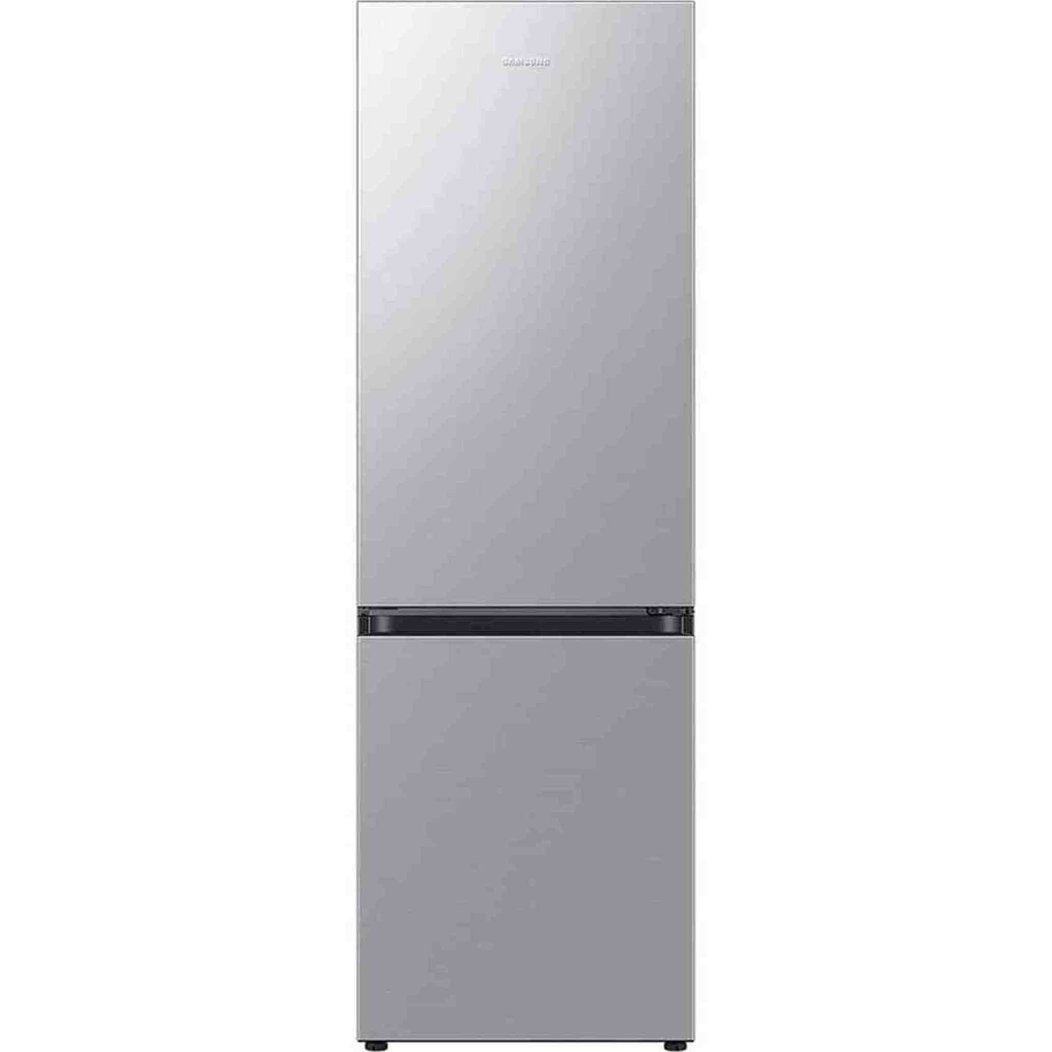 Een zilveren Samsung koel-vriescombinatie met een strak design tegen een witte achtergrond.