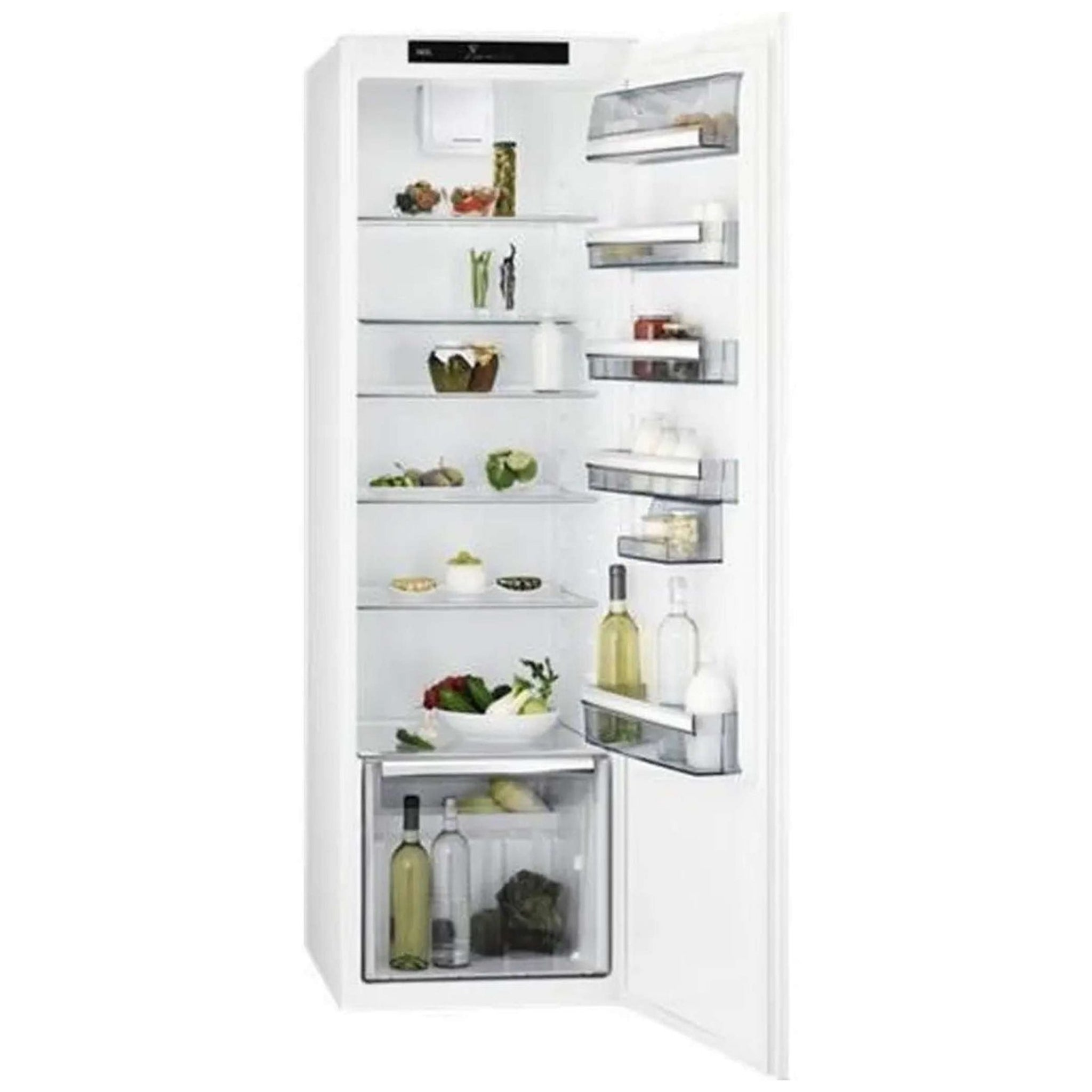 Een witte, open koelkast met planken vol eten, flessen en groenten.