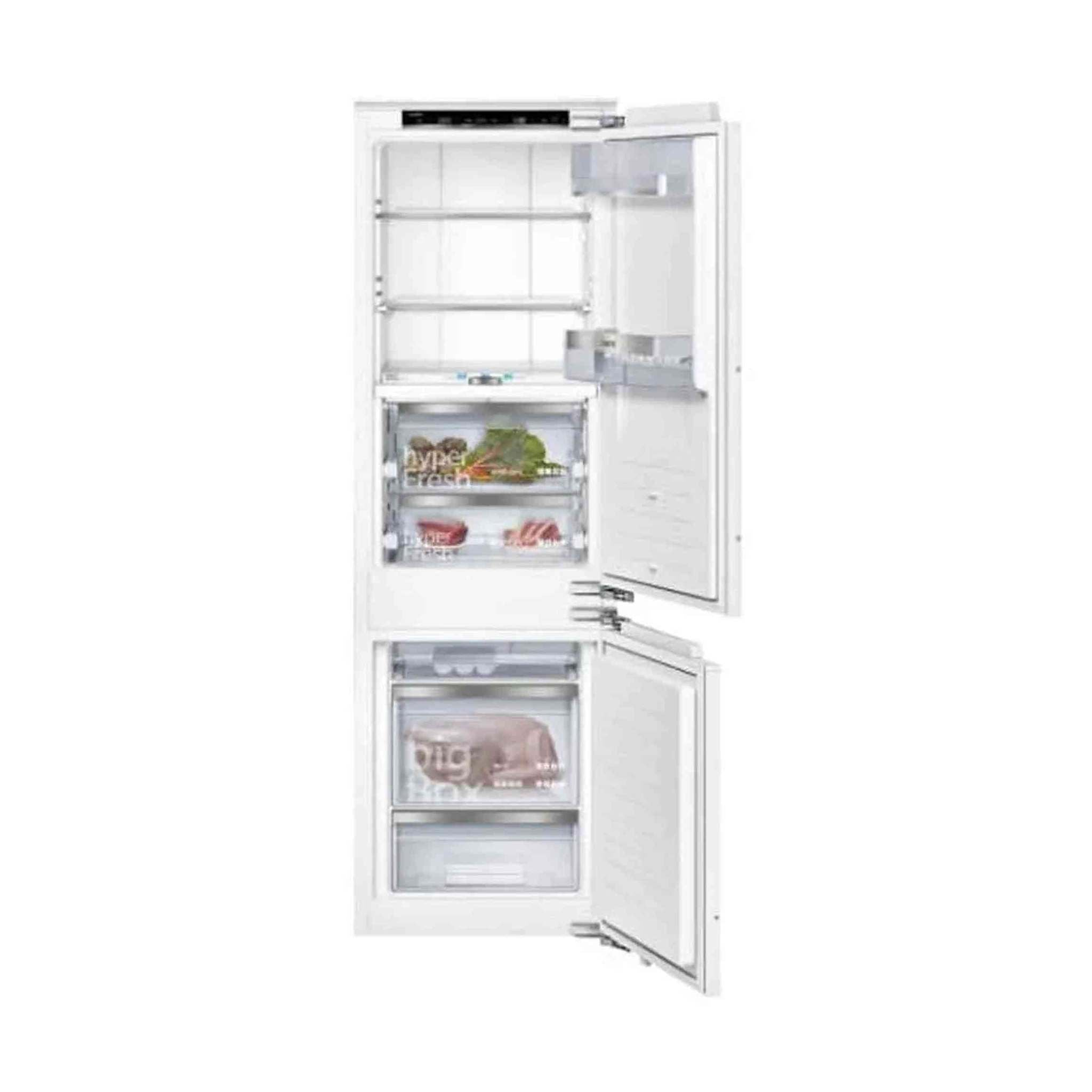 Een witte inbouwkoelkast met geopende deuren, glazen planken en transparante laden.