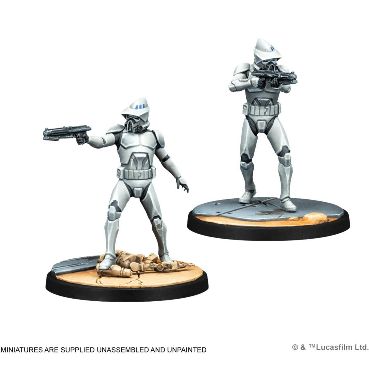 Zwei Star Wars Klonkrieger-Miniaturen in weißer Rüstung mit Blastern auf runden, strukturierten Bases.
