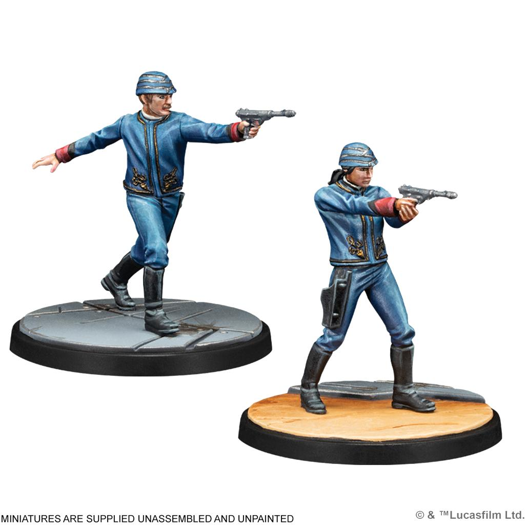Dos figuras en miniatura pintadas con uniformes azules y gorras sosteniendo blásters.