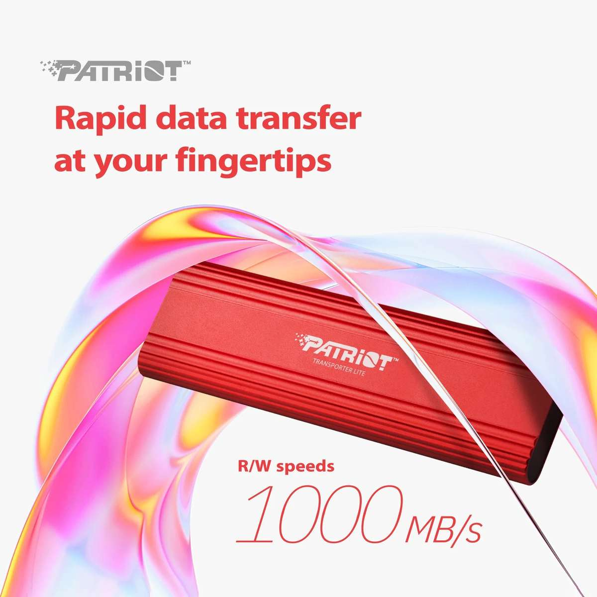 Czerwony dysk SSD Patriot Transporter Lite otoczony kolorowymi, abstrakcyjnymi falami, reklamujący prędkość 1000 MB/s.