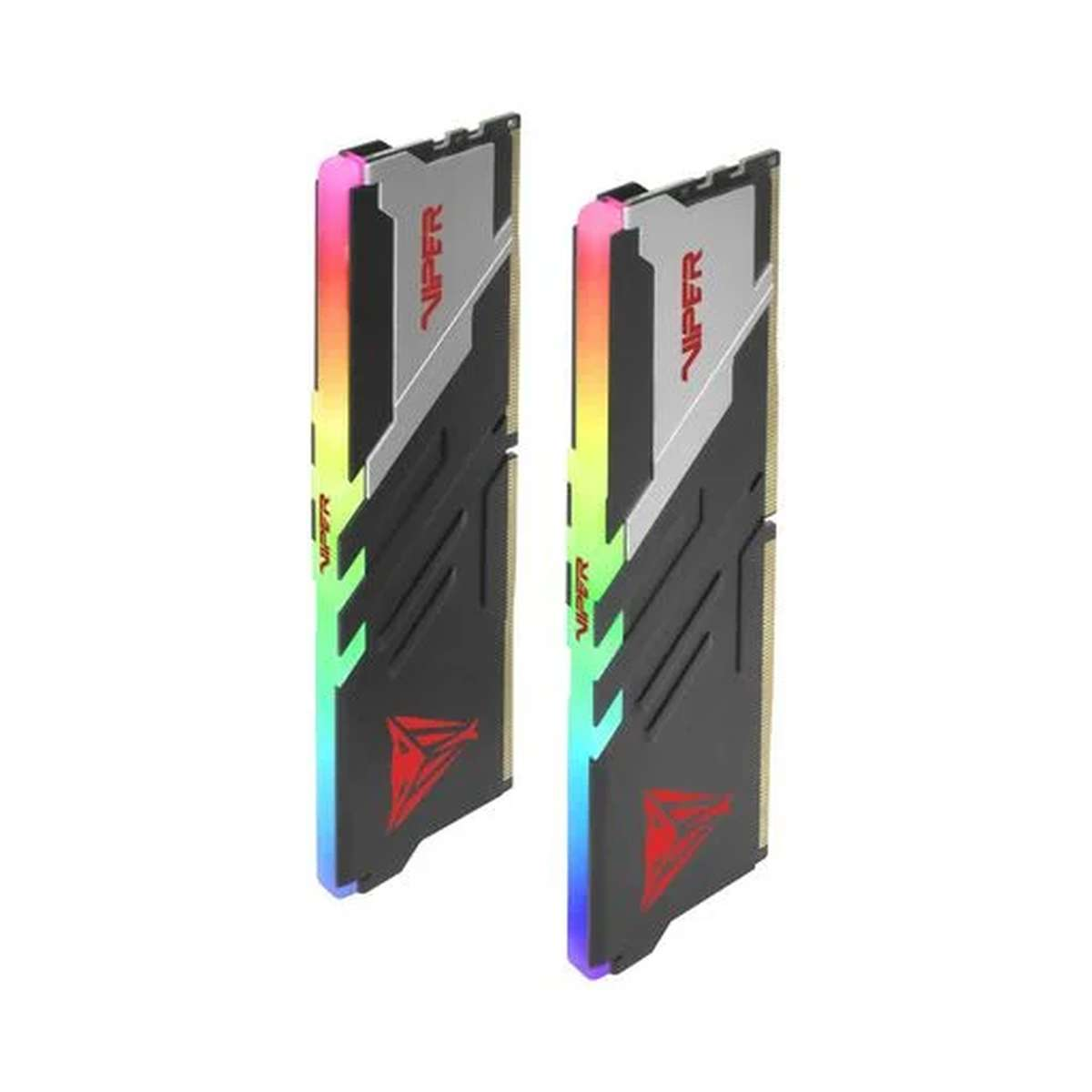 Dwa czarne moduły RAM z oświetleniem RGB i czerwonym logo Viper na białym tle.