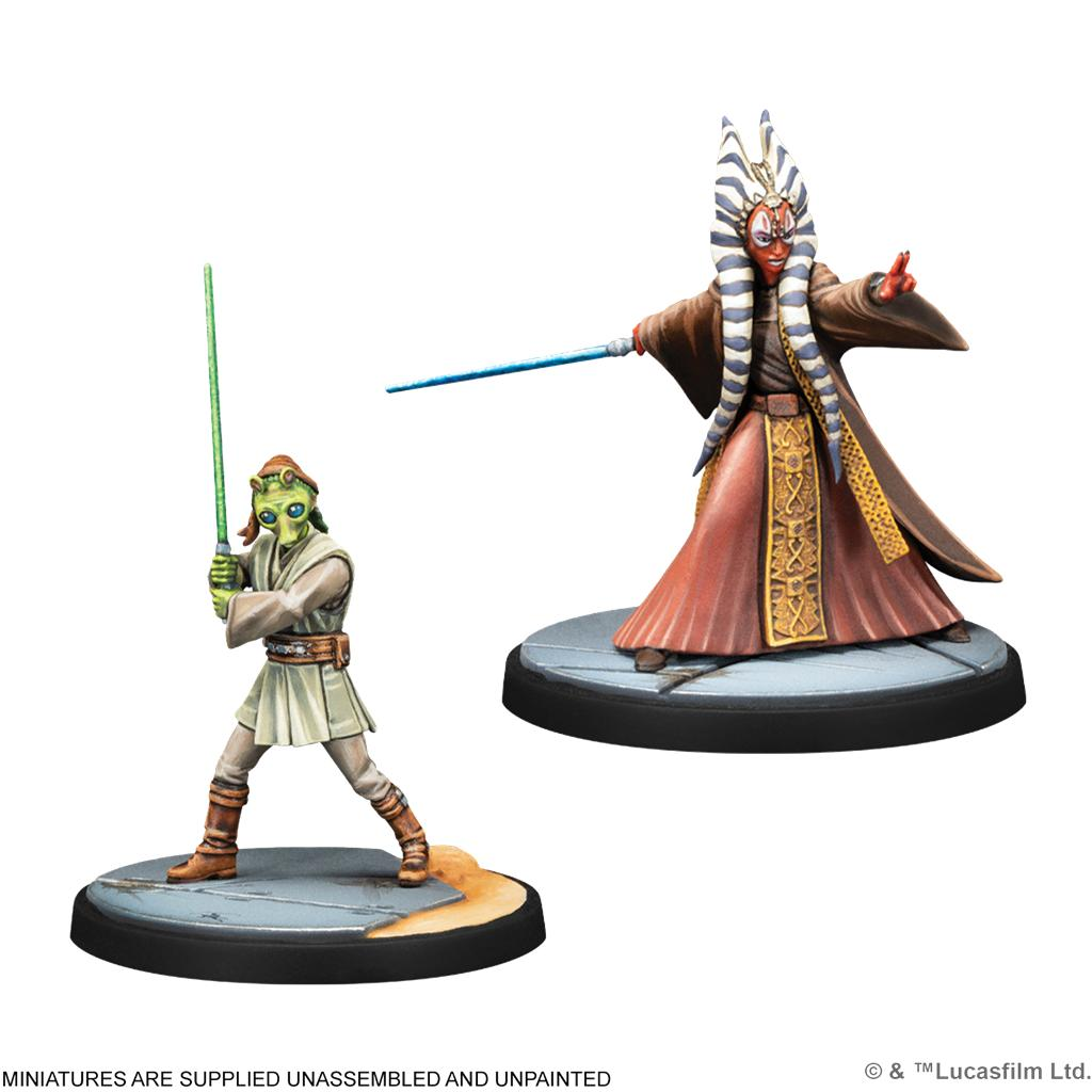 Dos miniaturas de Star Wars de Ahsoka Tano con un sable de luz azul y un Jedi con sable verde.