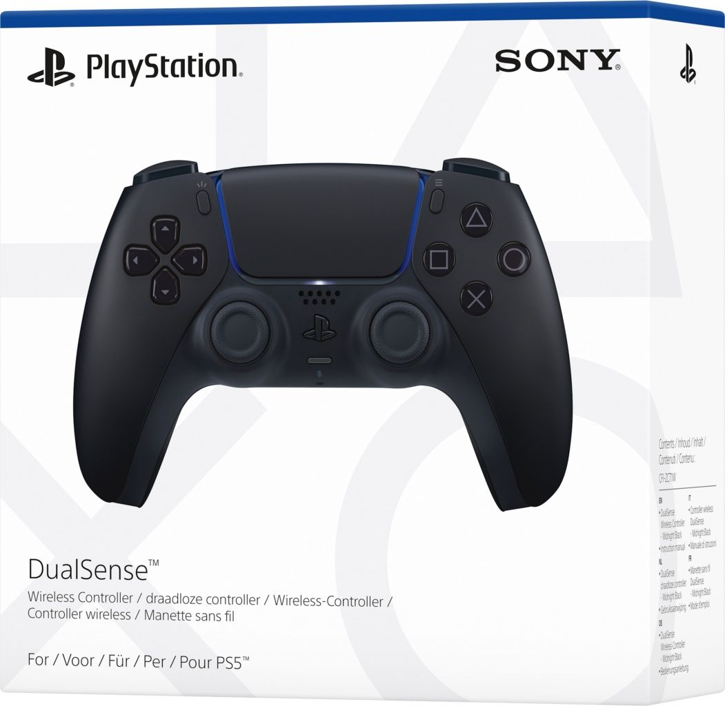 Verpackung eines schwarzen PlayStation 5 DualSense Wireless-Controllers vor weißem Hintergrund.