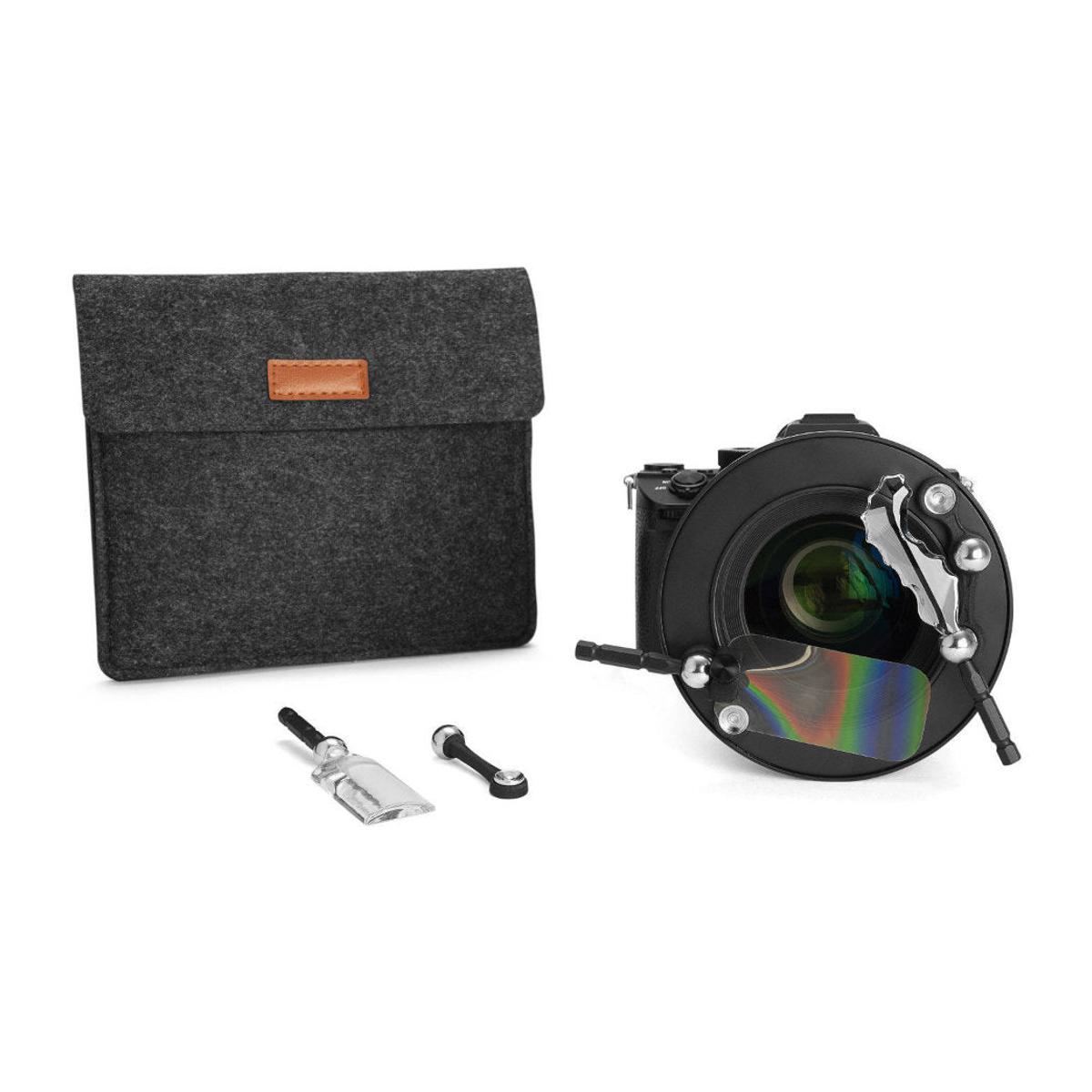 Borsa in feltro grigio, fotocamera con filtro speciale per obiettivo e accessori su sfondo bianco.