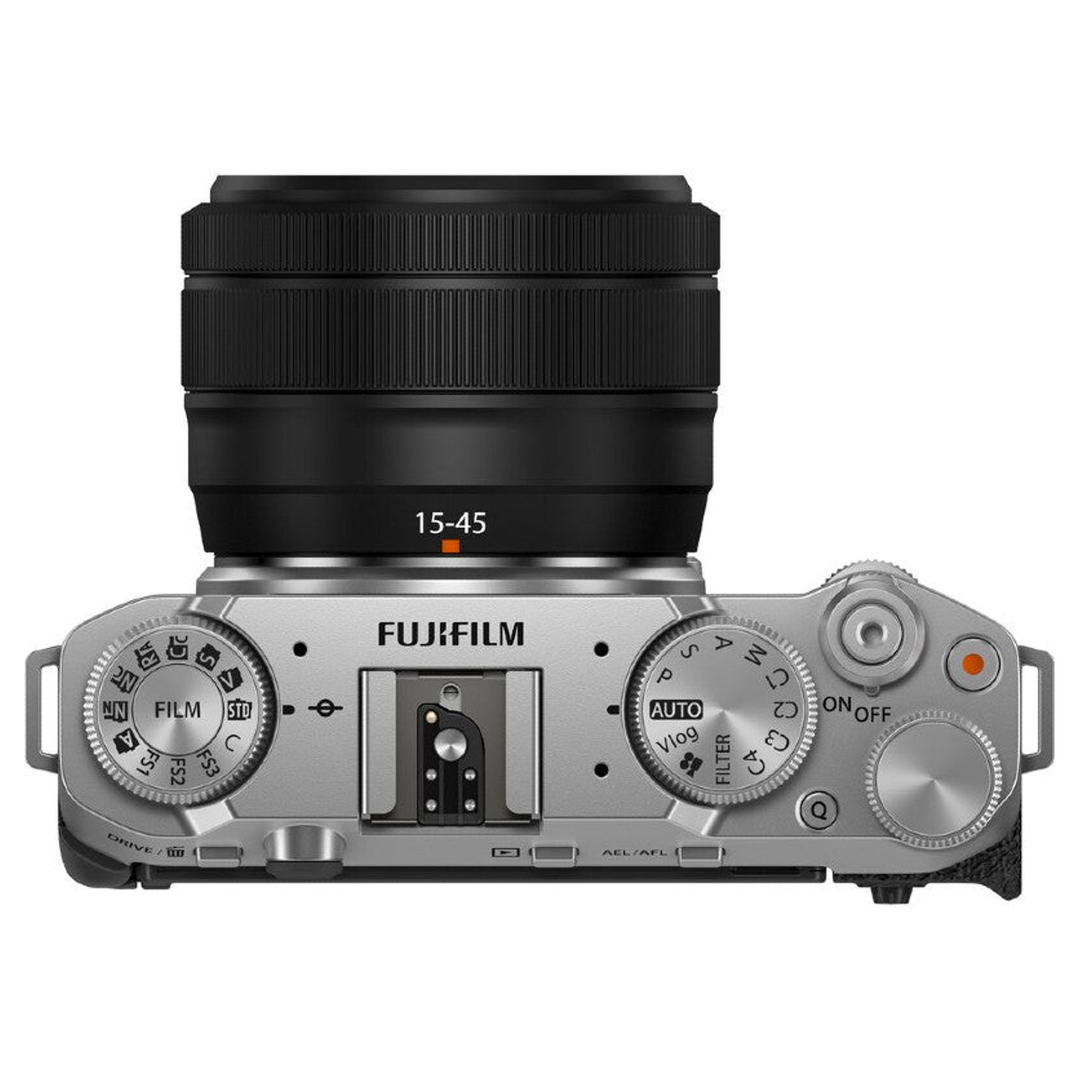 Top-Ansicht einer silbernen Fujifilm-Kamera mit aufgesetztem 15-45mm Objektiv und verschiedenen Bedienelementen.