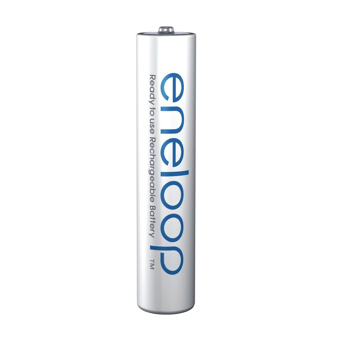 Eine silberne Eneloop-Akku-Batterie mit blauer Aufschrift auf weißem Hintergrund.