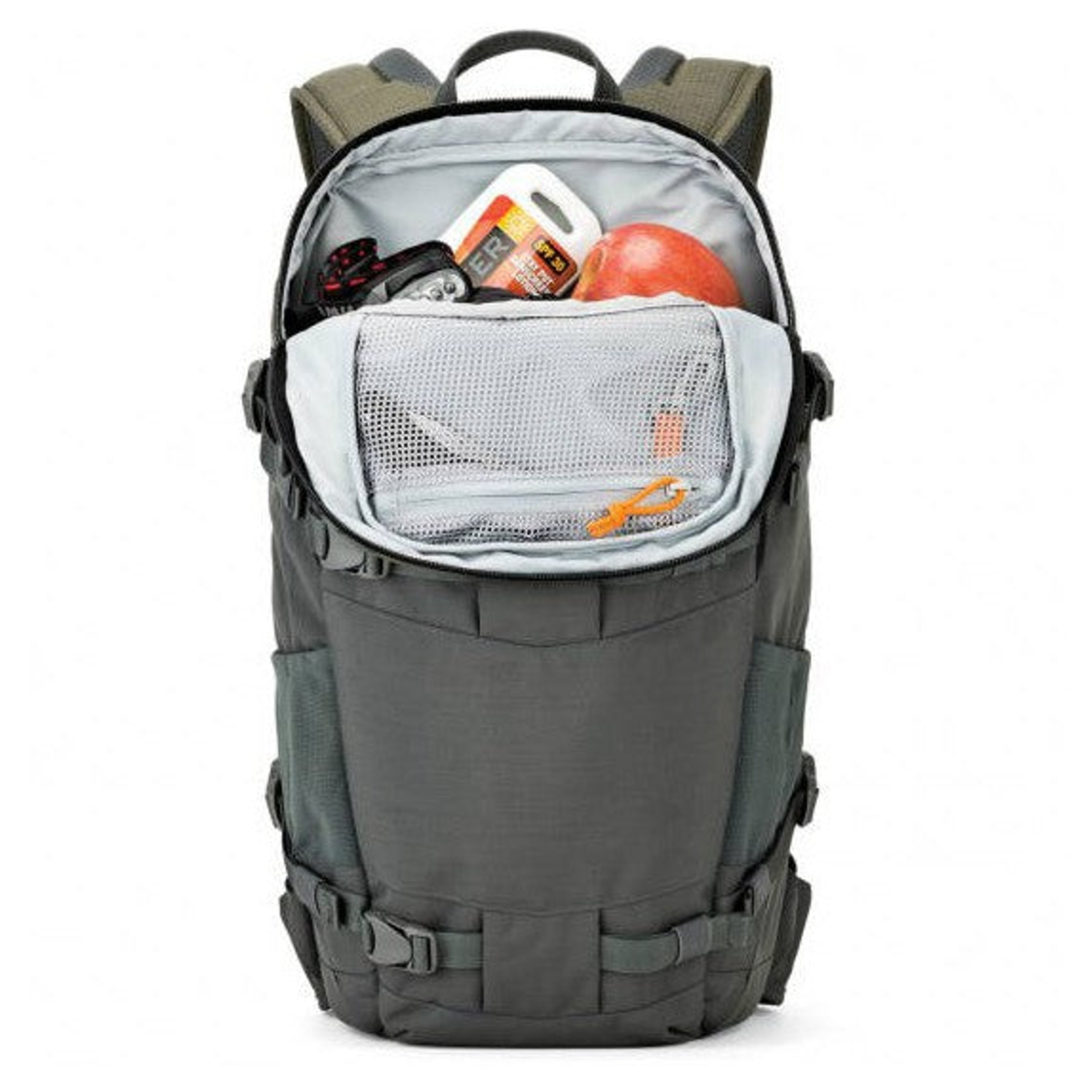 Ein offener grauer Rucksack mit einer roten Apfel und anderen Gegenständen im Hauptfach.