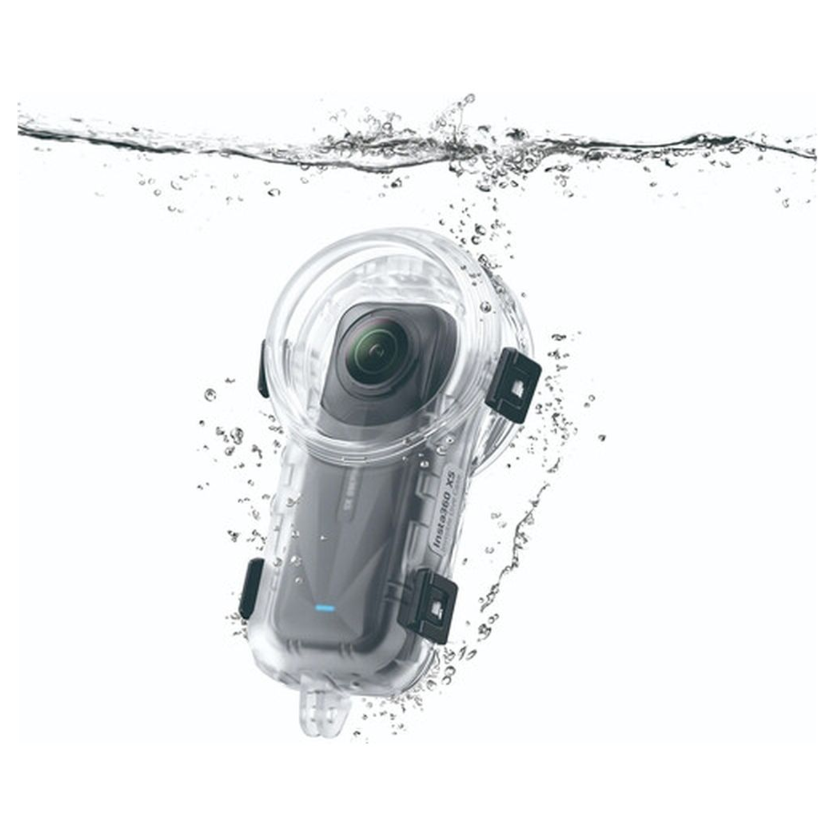 Eine Action-Kamera in einem klaren wasserdichten Gehäuse unter Wasser, Blasen steigen vor weißem Hintergrund auf.