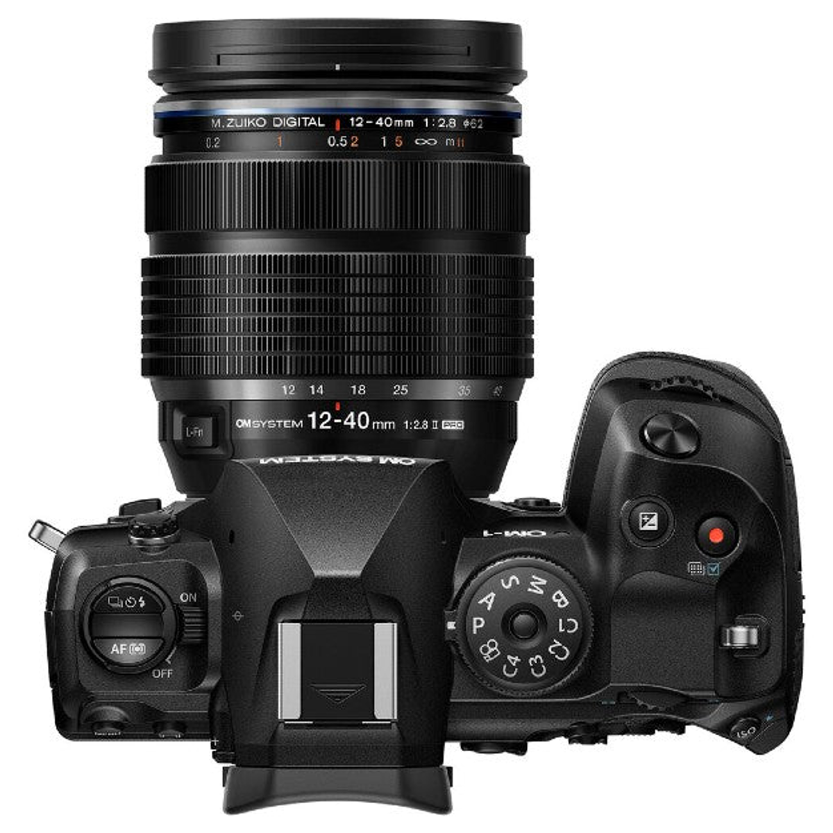 Draufsicht auf eine schwarze OM SYSTEM Kamera mit einem 12-40mm f/2.8 Objektiv.