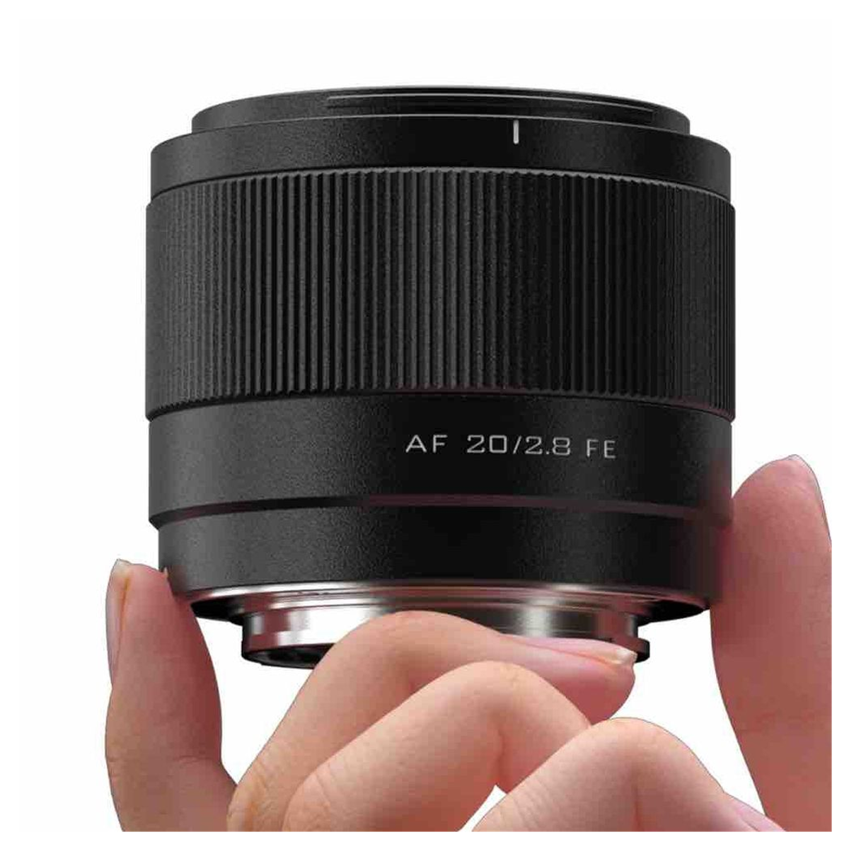 Eine Hand hält ein schwarzes Kameraobjektiv mit der Aufschrift AF 20/2.8 FE vor weißem Hintergrund.