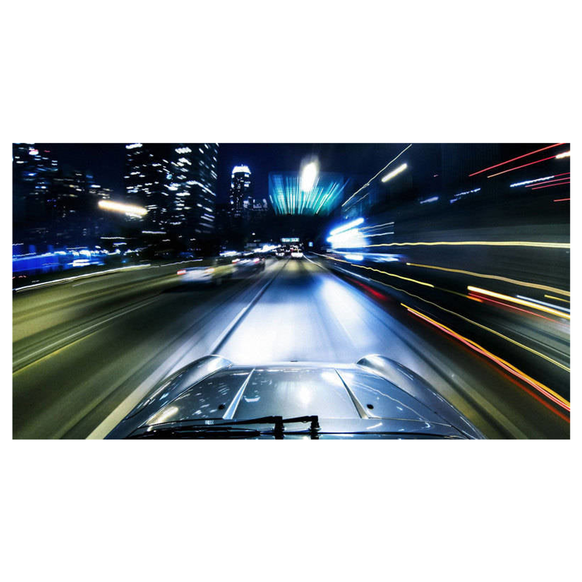 Schnelle Fahrt in der Nacht durch eine erleuchtete Stadt aus der Ich-Perspektive eines Autos.