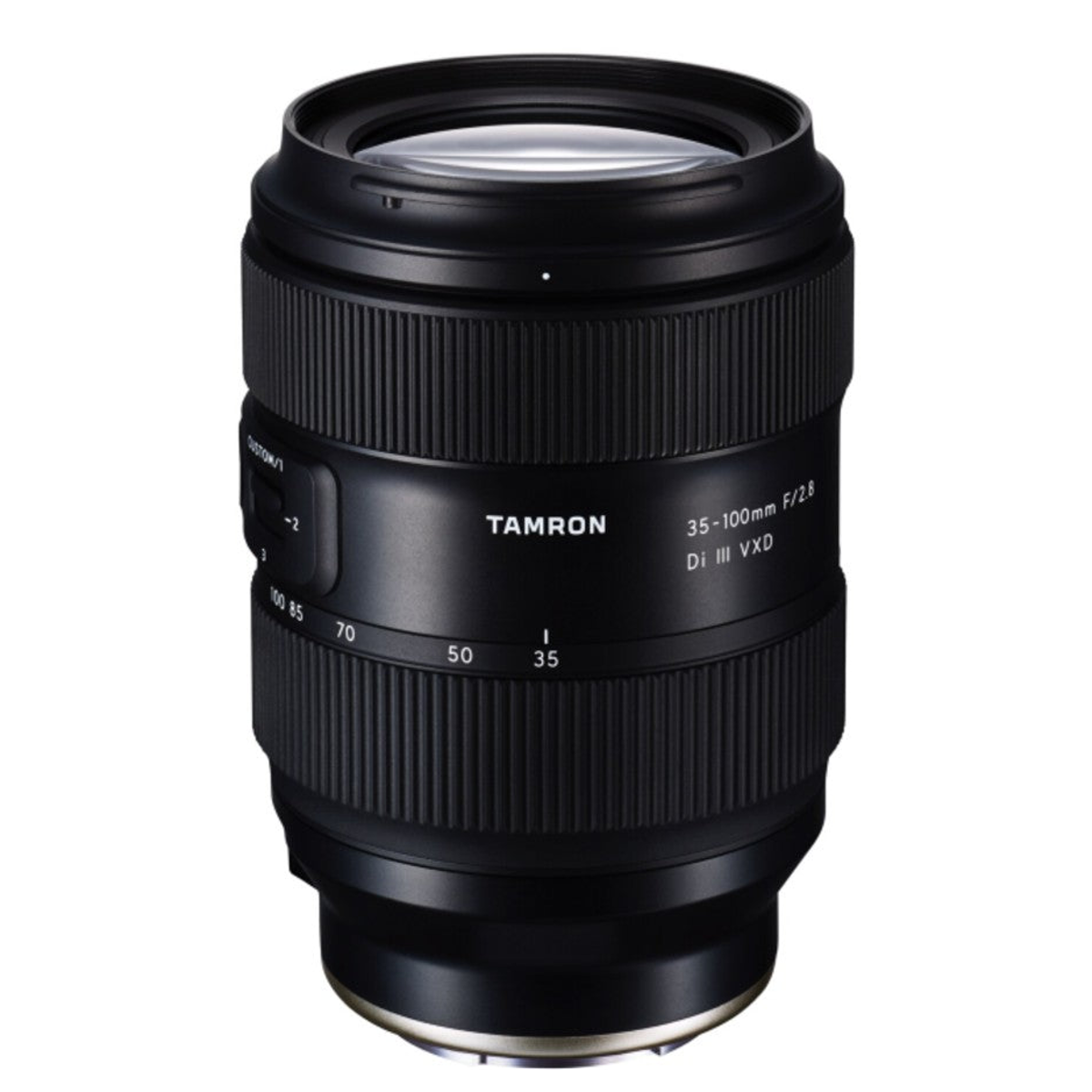 Ein schwarzes Tamron Kameraobjektiv mit Brennweitenmarkierungen vor weißem Hintergrund.