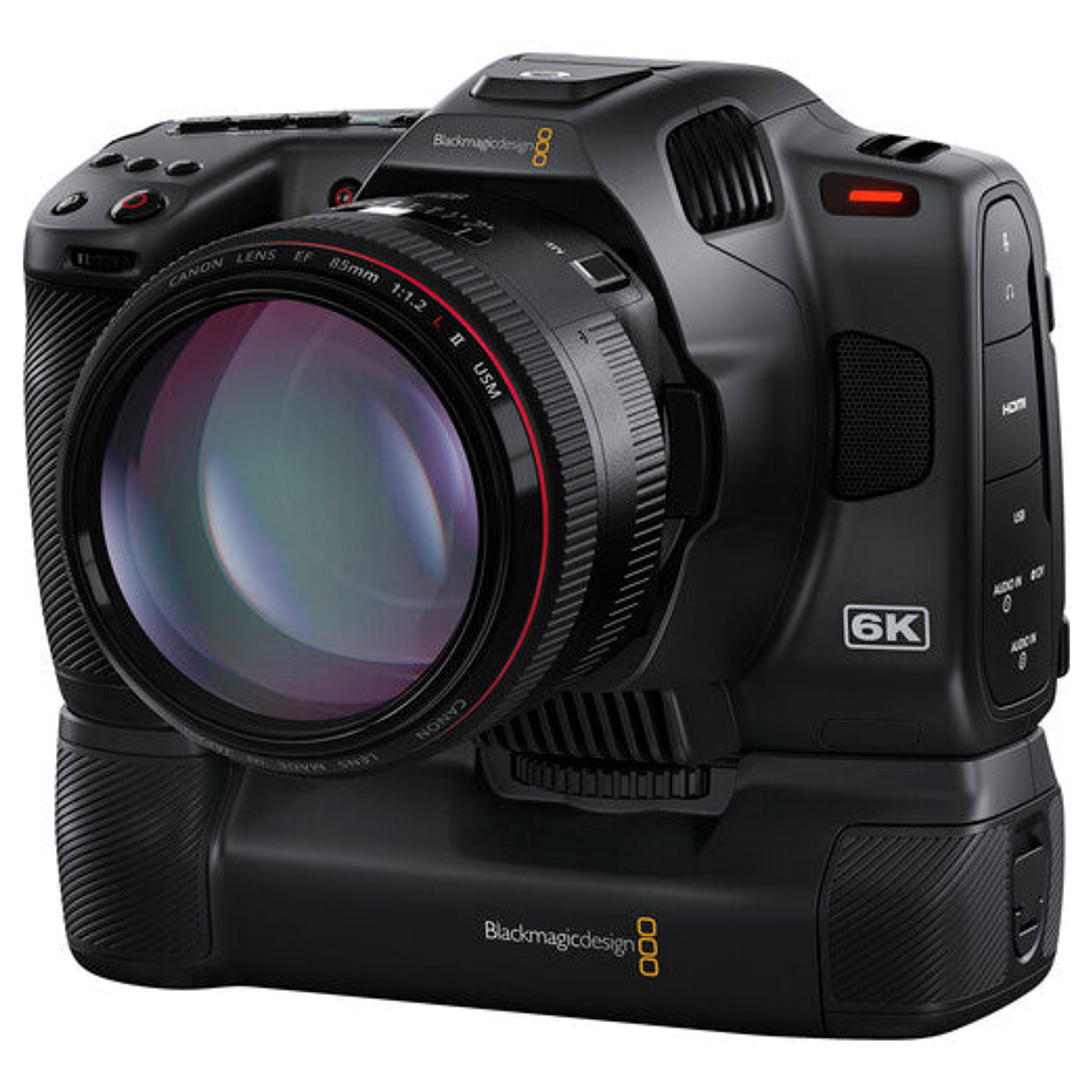 Una cámara de cine Blackmagic Design 6K negra con lente Canon y empuñadura sobre fondo blanco.